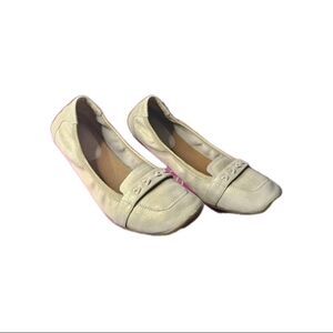 Underfoot Women's 8 Moc n Roll Gold Leather Flats